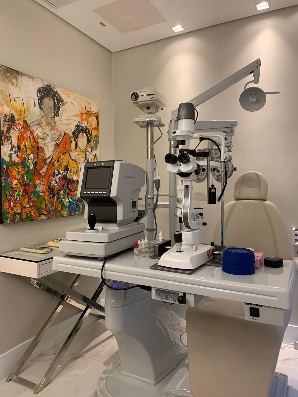 Consultório com equipamentos oftalmológicos de última geração